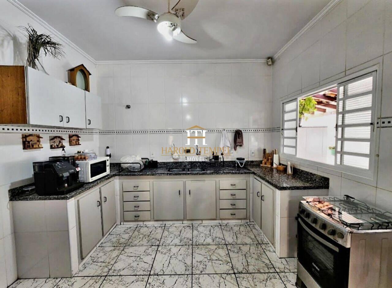 Casa com 3 quartos, 247 m², à venda por R$ 680.000 - Jardim Alvorada - Mococa/SP