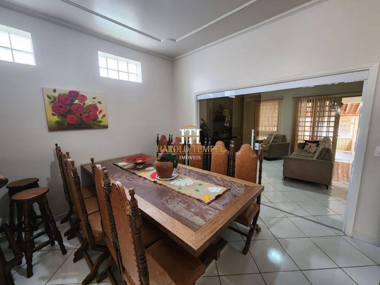 Casa com 4 quartos, 233 m², à venda por R$ 580.000 - Vila Lambari - Mococa/SP